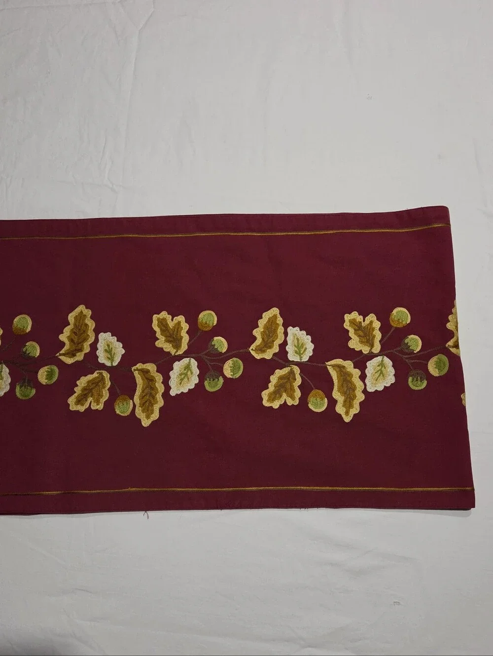 Williams Sonoma Oak Leaf Acorn Embroidered Maroon Tanle Runner 16